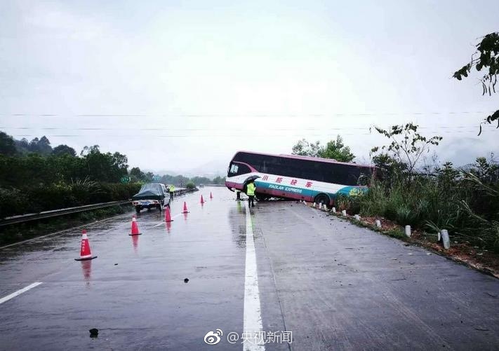 女生扒开尿口让男生捅