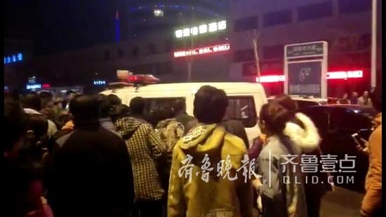 女人叉开腿让男人捅