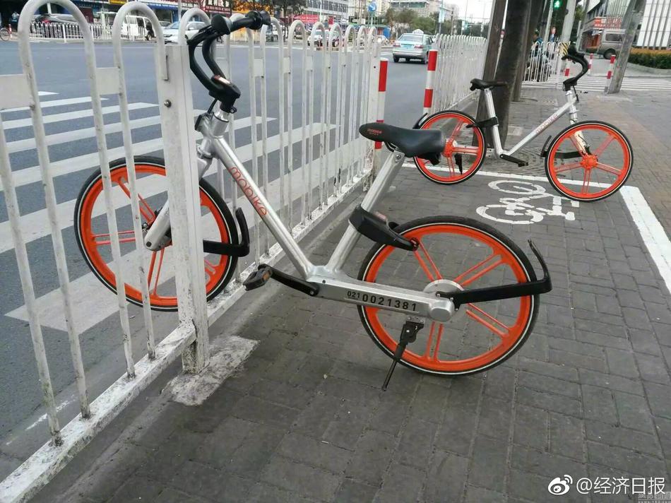 别拔出来就尿在里面H