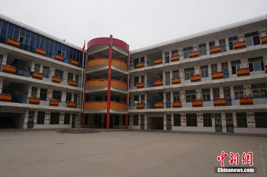 女性正面裸体撒尿