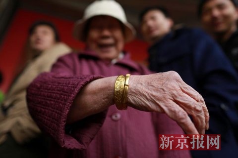 在电车内揉她的双乳动漫