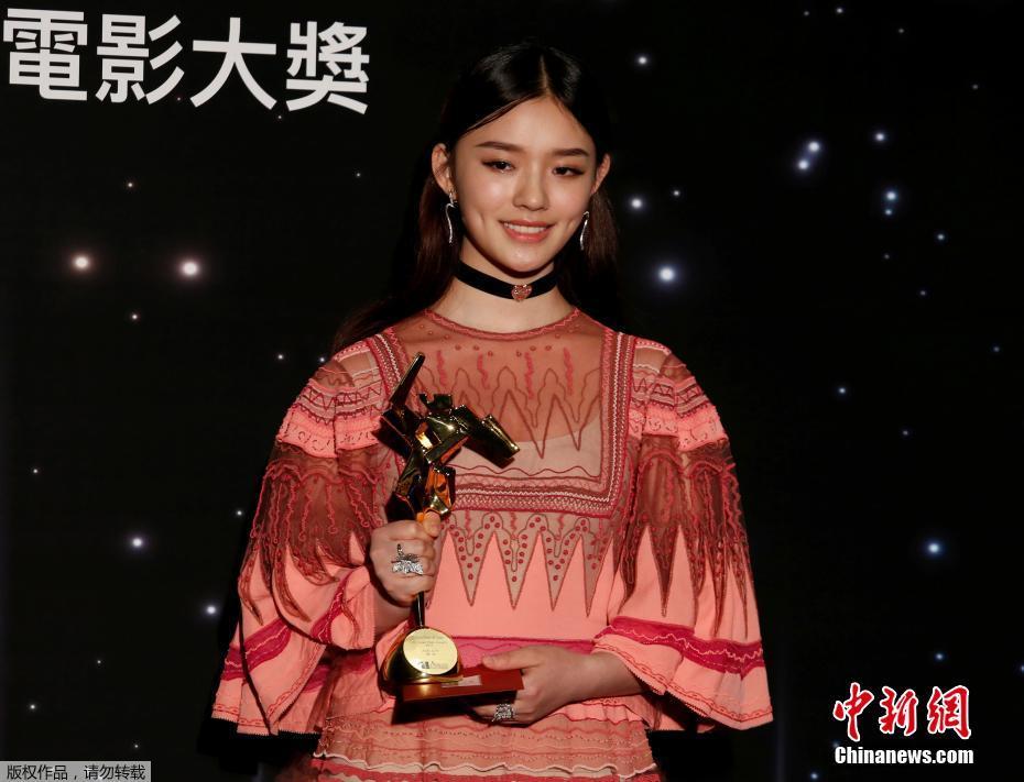 公交车后排被c爽了