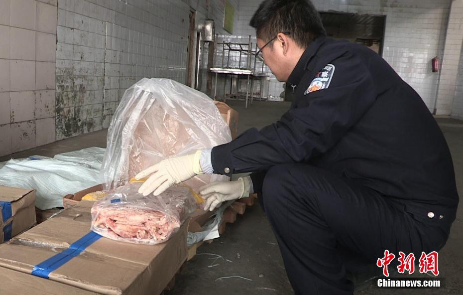 大幂幂被弄得奶头都凸出来了