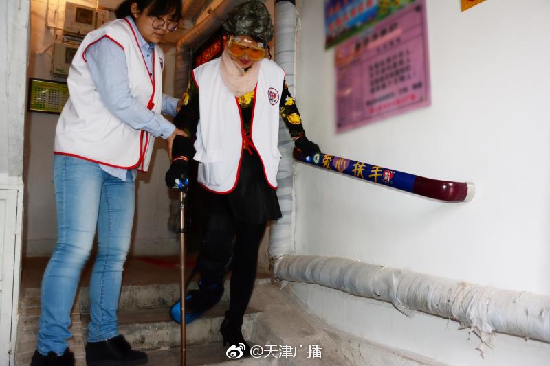 班花脱裤子让我 进去动漫