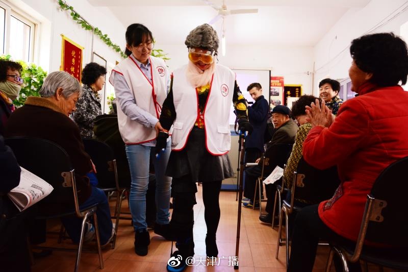 女班长让我玩 吃奶小游戏