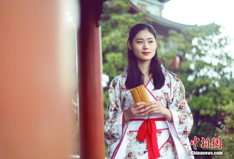 女人扒开腿秘 打扑克动