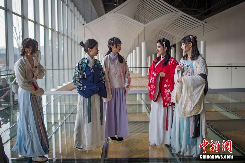 看女友被別人