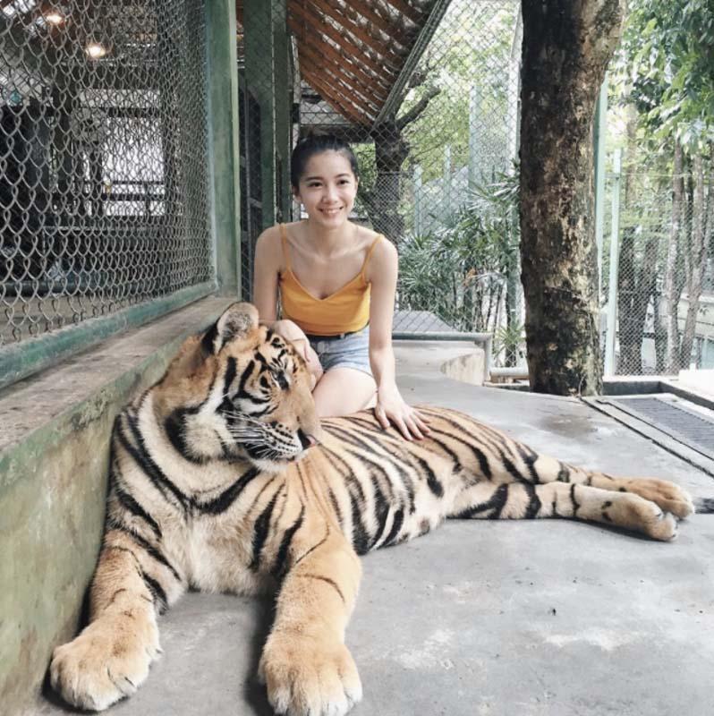 女仆扒开 让客人添