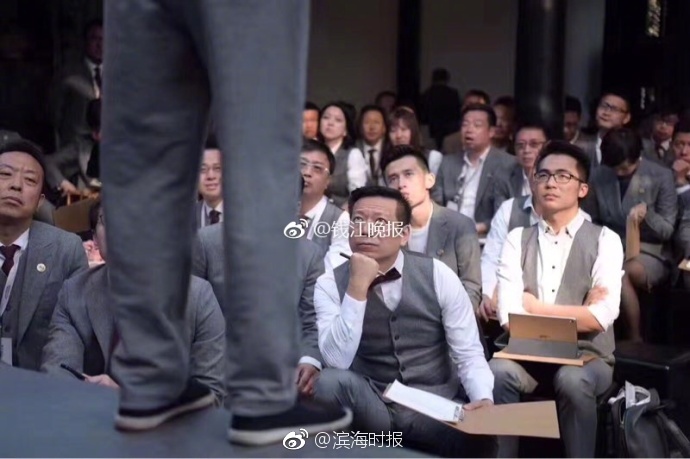 她在丈夫面前被耍