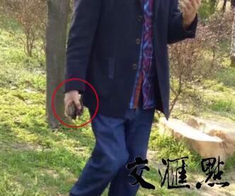 男生女生一起相嗟嗟嗟轮滑鞋