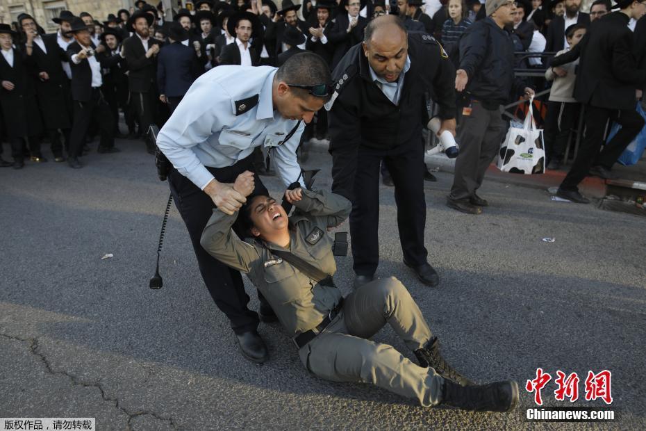 以色列现在犹太教人口_...候选人罗姆尼在以色列参观犹太教圣迹哭墙图GJ-罗姆(3)