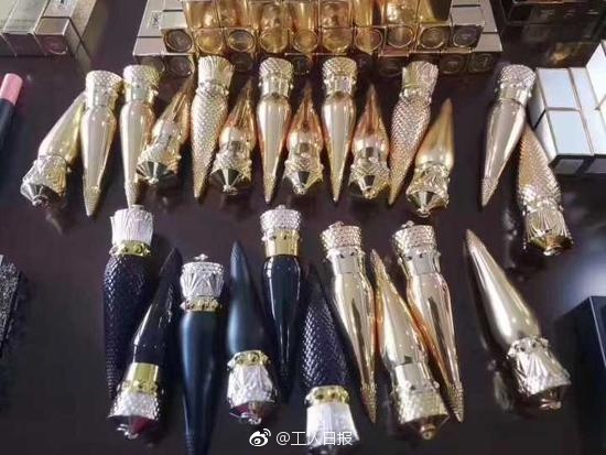 男生边摸 边亲cb