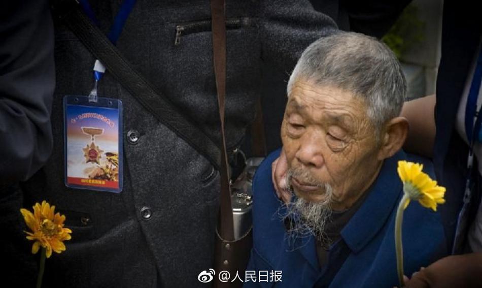 短裙公车被强好爽H吃奶视频