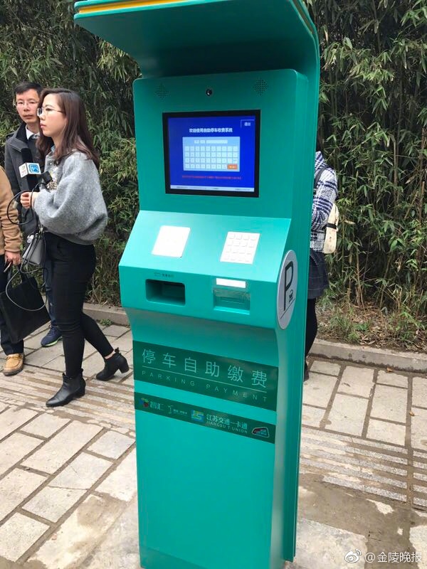 浴室里强做开腿呻吟的女人的原因