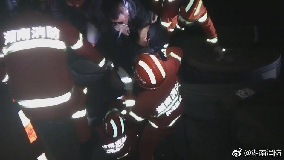 公交车被多人伦 好爽