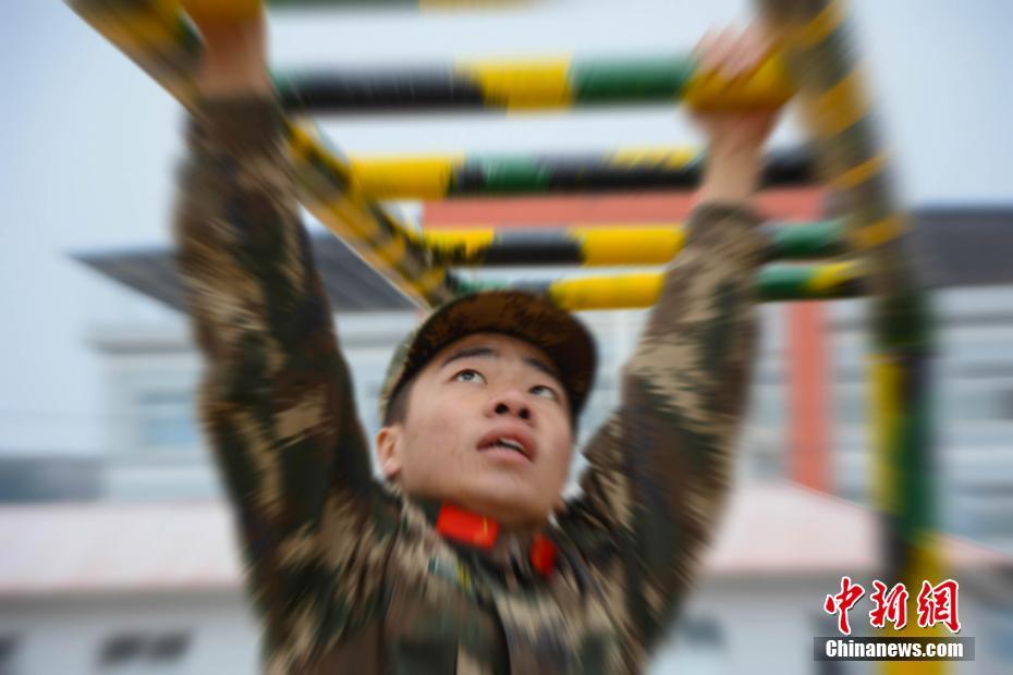 蕾丝丁字裤旗袍少妇自慰