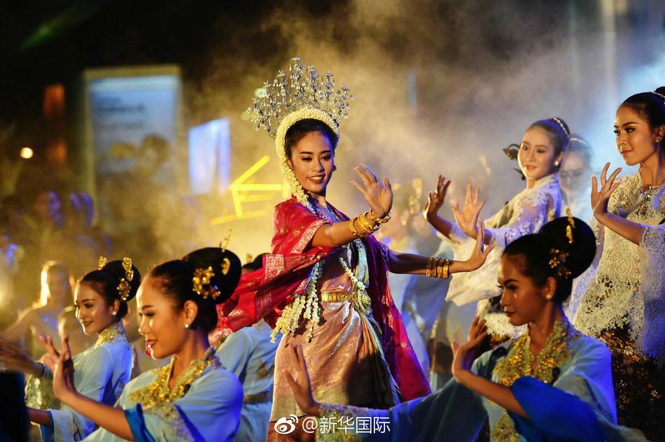 办公室撕开奶罩 吮奶