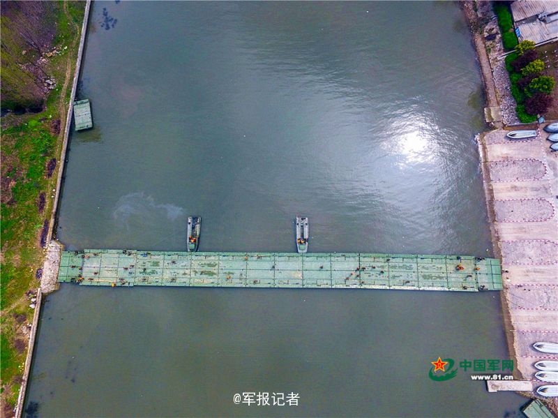 同桌扒开我腿拿震蛋器折磨我
