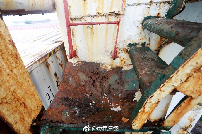 国产绿帽边打电话边做