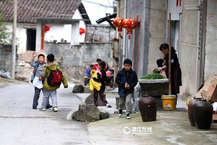男男被粗大的尾巴堵住嘴