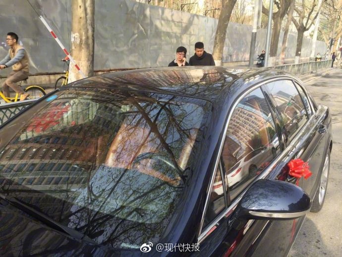 被女同学用玉足踩玩jiji