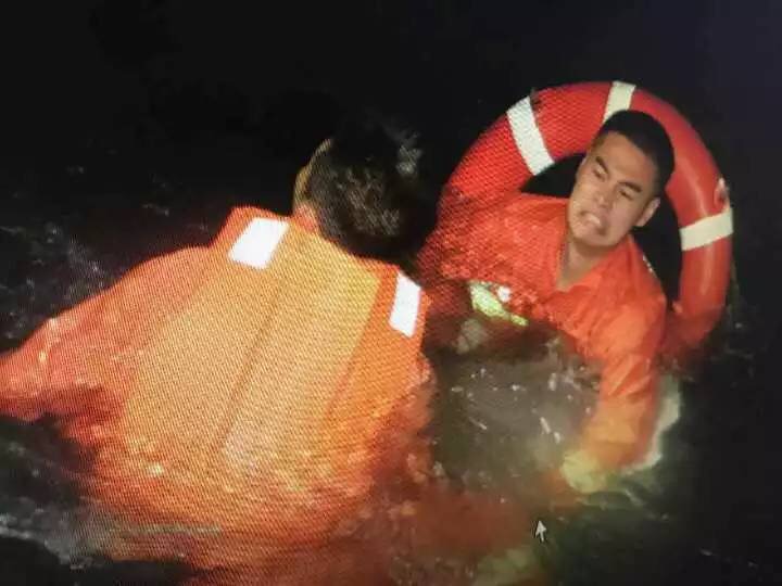 美女八开 跪着让客人玩