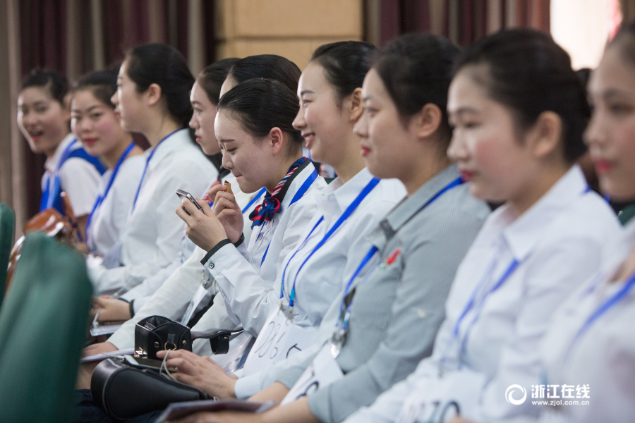 24美女老师网上二级一片