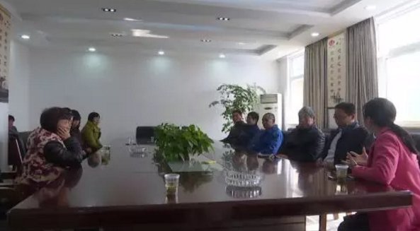 伸进女同桌乳沟里摸爽了