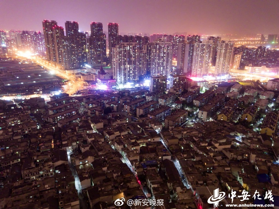在高楼大厦,绿地公园不远处,合肥依然留有不少尚未拆迁的棚户区,也就