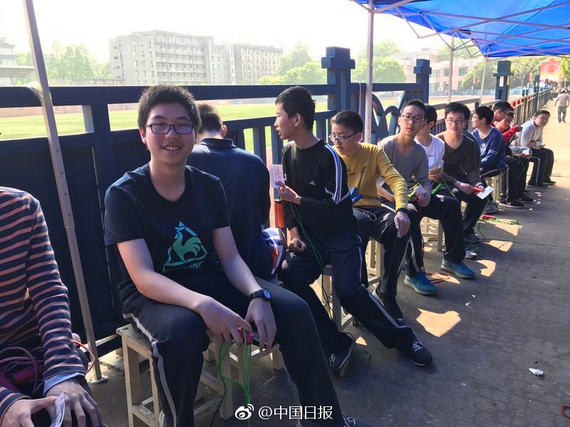 学生姝被内谢出白浆