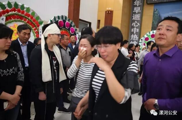 八重神子撕开内衣 吸奶头动漫