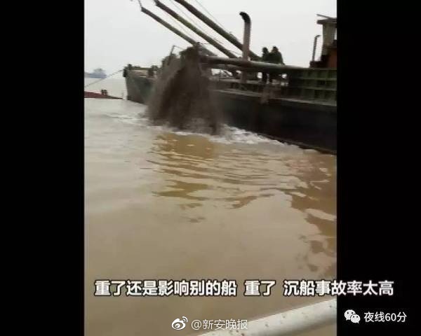女人洗澡沐浴露全身