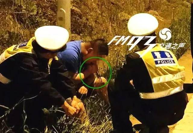 白丝小乔 扒腿爽出白色液体