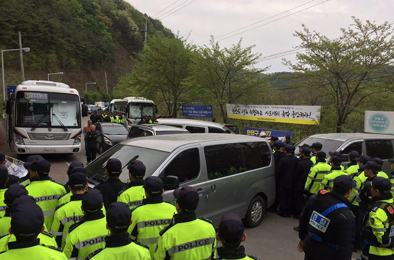 白丝班长趴下让我C了一节课