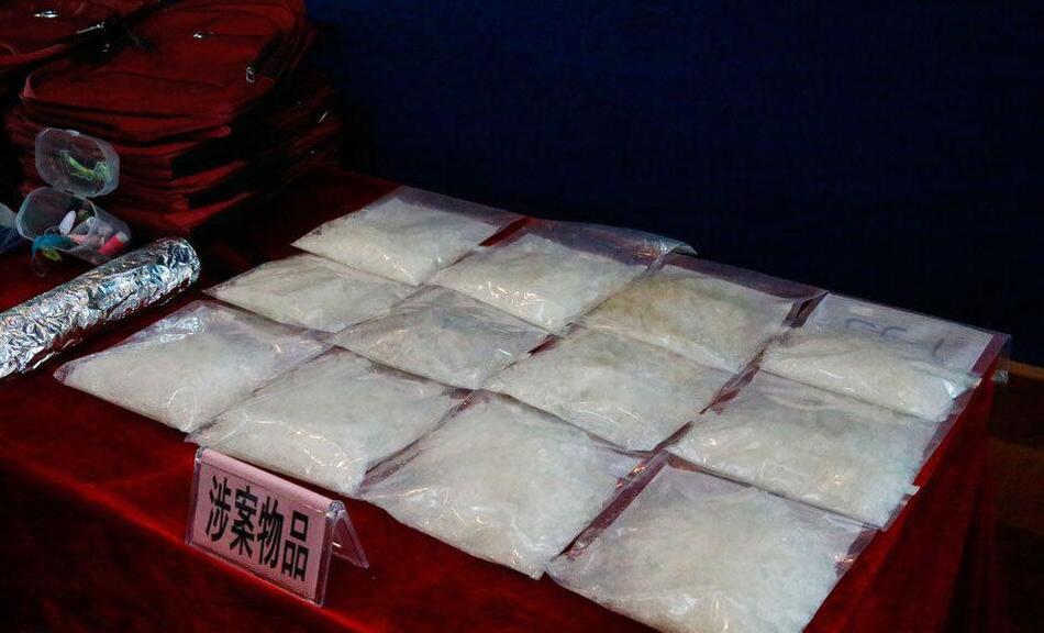 广州:一非洲黑人躲在黑暗处让警察一顿找 (组图)