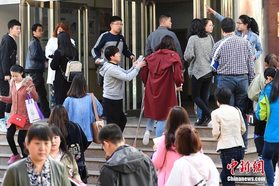 游泳教练在水里含我奶