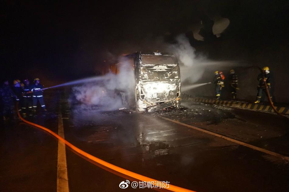 美女露出奶头扒开尿口