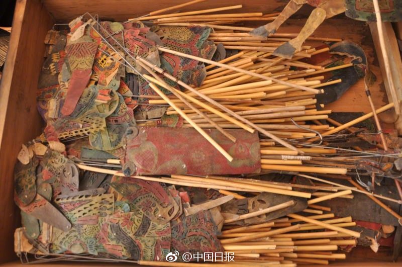 女M跪着用嘴伺候女s