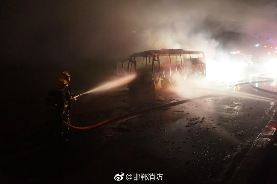 办公室撕开奶罩 吮奶