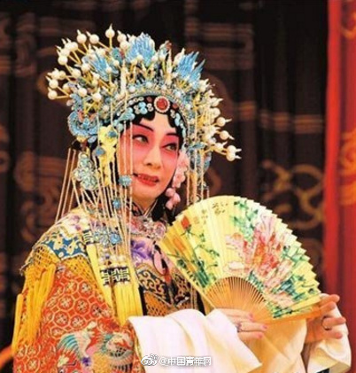 大胸美女  黄漫扒衣服