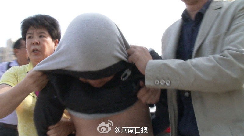 撕开她的内裤慢慢摸她的胸