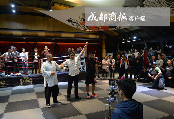 公交车被后入