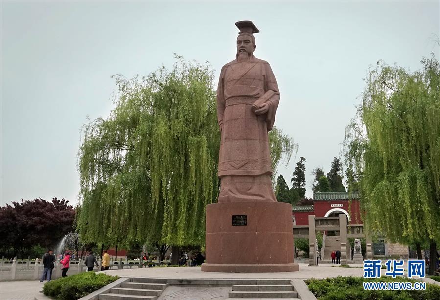 女生挑战胸无遮挡