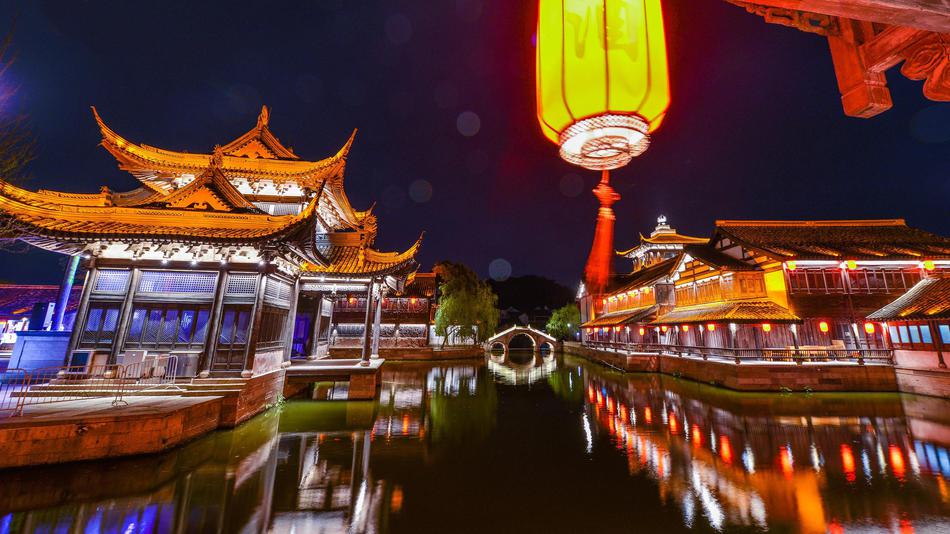 鲁镇:开启花漾夜模式