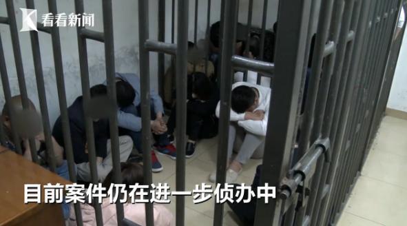 俩对夫妻交换乱伦