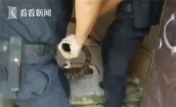 两男一女一个 一个摸