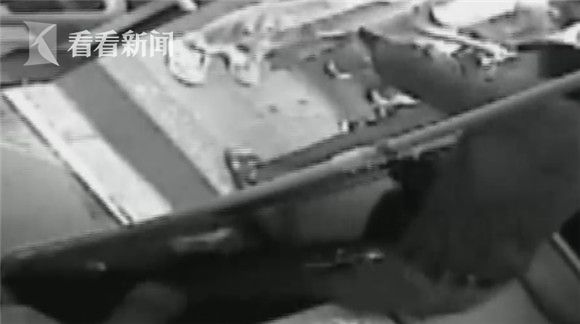 一女被两男吃奶玩乳尖动态图