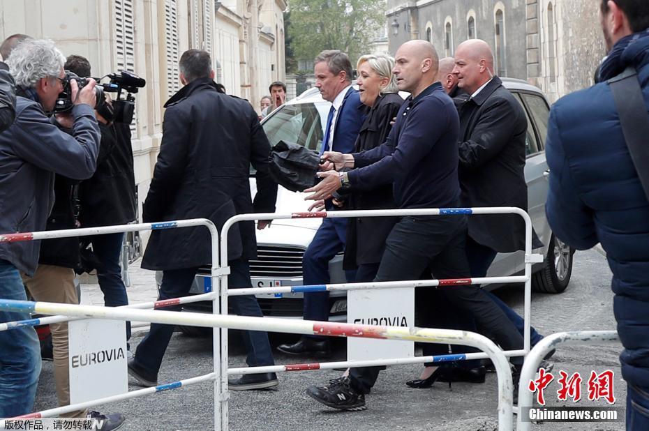 法国总统候选人勒庞遭抗议 被迫“走后门”