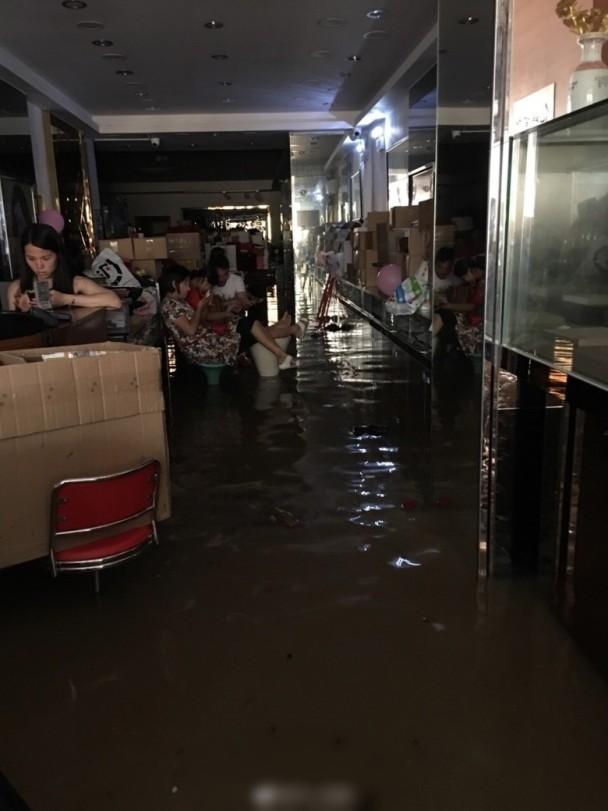 闹洞房激情自拍偷拍视频