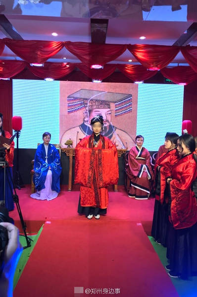 俩对夫妻交换乱伦